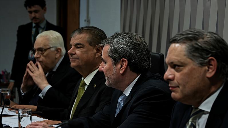 Mesa: indicado para exercer o cargo de embaixador do Brasil em Belize, Olyntho Vieira (MSF 17/2026); presidente da CRE, senador Nelsinho Trad (PSD-MS); indicado para exercer o cargo de delegado permanente do Brasil junto à Organização das Nações Unidas e demais Organismos Internacionais, em Genebra, Ricardo de Souza Monteiro (MSF 25/2026); indicado para exercer o cargo de embaixador do Brasil na República Socialista do Vietnã, Marcelo Paz Saraiva Câmara (MSF 15/2026).