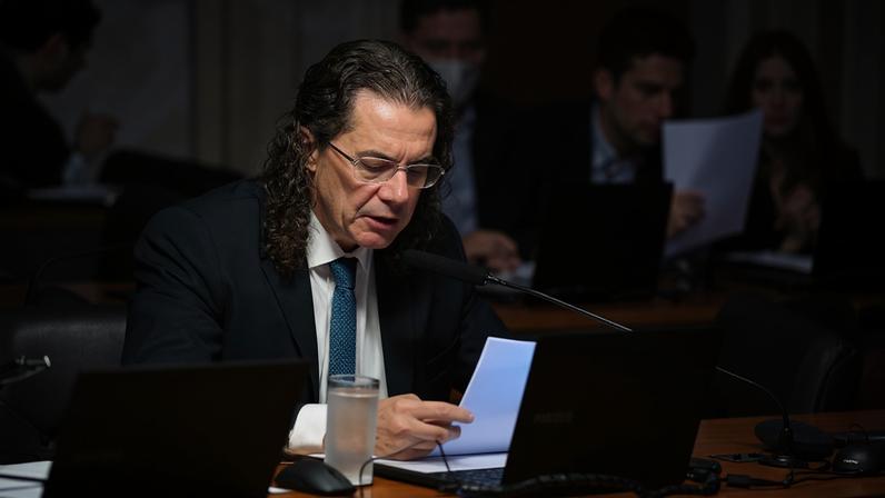 Em pronunciamento, à bancada, senador Veneziano Vital do Rêgo (MDB-PB).