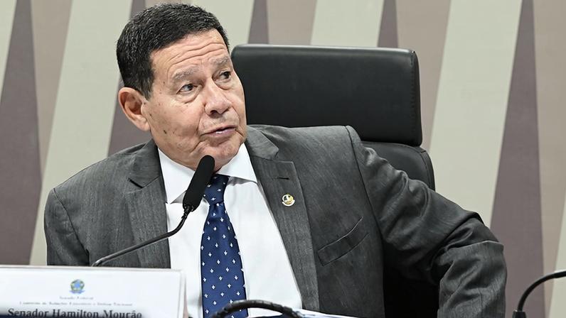 À mesa, presidente eventual da CRE, senador Hamilton Mourão (Republicanos-RS), conduz satatina.