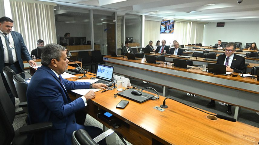 Em pronunciamento, à bancada, senador Laércio Oliveira (PP-SE).