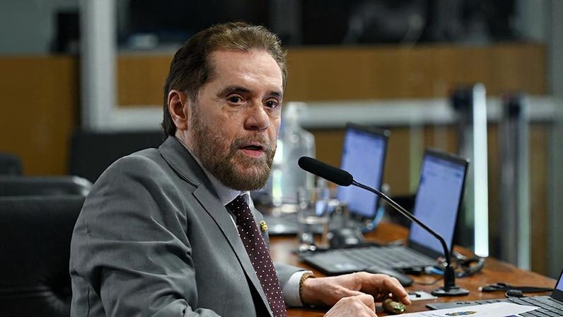 Senador Plínio Valério (PSDB-AM) em pronunciamento à bancada.