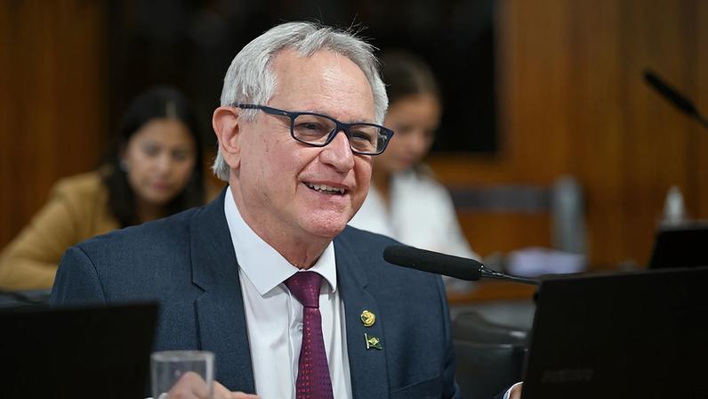 À bancada, senador Hermes Klann (PL-SC) - em pronunciamento.