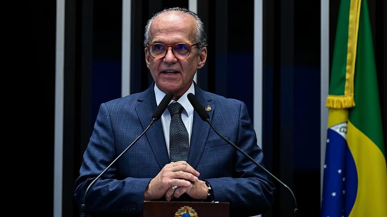 Em discurso, à tribuna, senador Fernando Dueire (PSD-PE).
