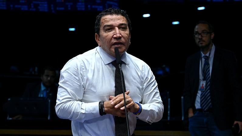 Em pronunciamento, à bancada, senador Magno Malta (PL-ES).