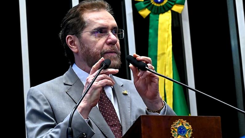 Em discurso, à tribuna, senador Plínio Valério (PSDB-AM).