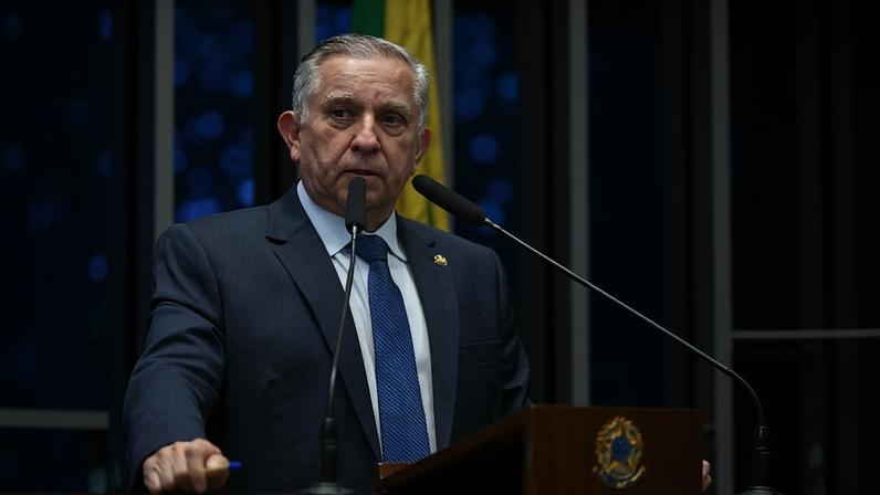 Senador Izalci Lucas (PL-DF) em discurso à tribuna.