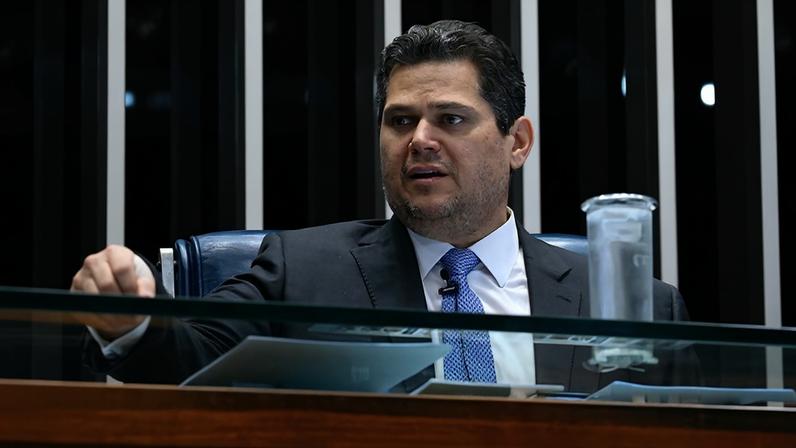 À mesa, presidente do Senado Federal, senador Davi Alcolumbre (União-AP), conduz sessão.