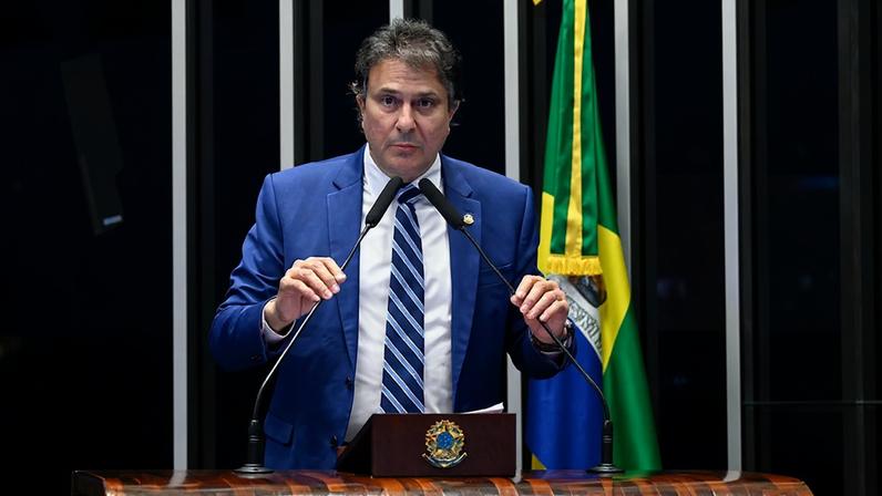 Em discurso, à tribuna, senador Camilo Santana (PT-CE).