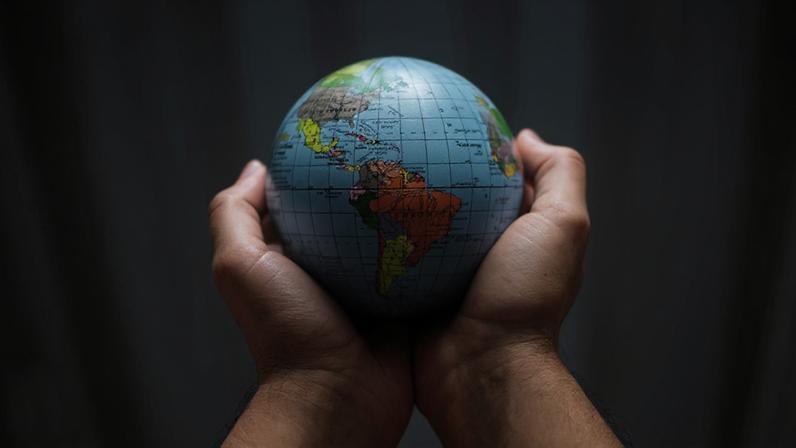 Mão de uma pessoa segurando globo pequeno