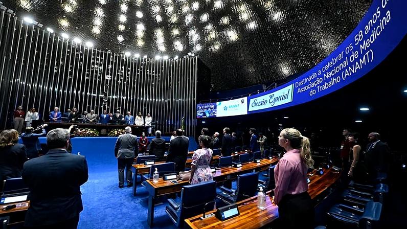 Mesa: presidente do Conselho Federal de Medicina (CFM), José Hiran da Silva Gallo; vice-coordenadora Nacional de Defesa do Meio Ambiente do Trabalho e da Saúde do Trabalhador e da Trabalhadora (Codemat/MPT), Gisela Nabuco Majela Sousa; vice-presidente da Região Centro-Oeste da Associação Médica Brasileira, Etelvino de Souza Trindade; presidente e requerente desta sessão, senador Dr. Hiran (PP-RR); secretário desta sessão; presidente da Associação Nacional de Medicina do Trabalho (ANAMT), Francisco Cortes Fernandes; 2ª vice-presidente do Conselho Federal de Medicina e diretora científica adjunta da Associação Nacional de Medicina do Trabalho (ANAMT), Rosylane Rocha; subsecretaria de Segurança e Saúde no Trabalho da Secretaria de Economia do Governo do Distrito Federal, Luiza Carolina Carneiro Barreiros.