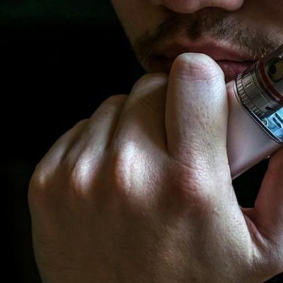 Consumo de cigarros eletrônicos cresce entre jovens, aponta estudo
