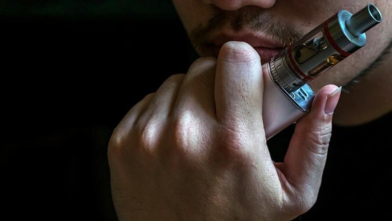 Os e-cigarettes apresentam uma quantidade de nicotina maior do que os cigarros convencionais – Foto: snowing – magnific