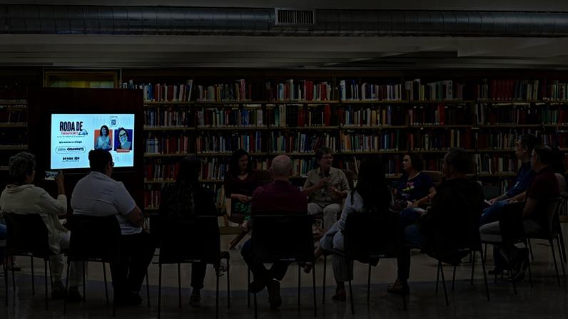 Mediadoras: autora, diretora da Agência Senado, Paola Lima; biblioteconomista, Maria Helena de Almeida Freitas em discurso; autora Isabel Guedes.