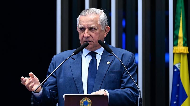 Senador Izalci Lucas (PL-DF) em discurso à tribuna.