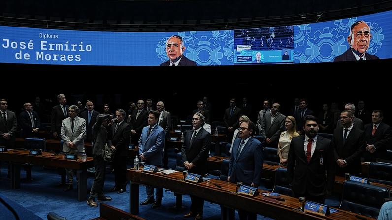 Convidados à bancada acompanham sessão.