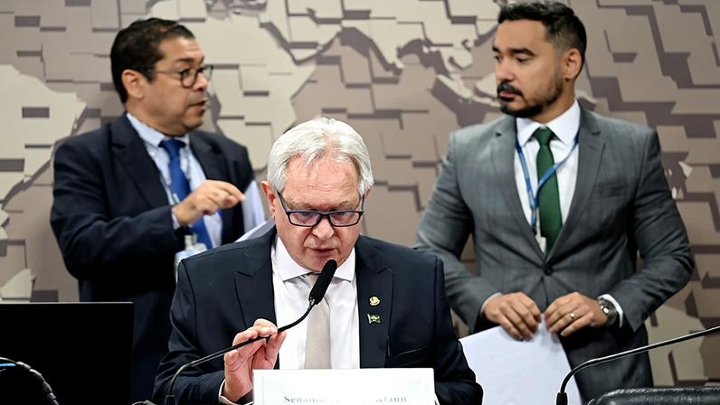 À mesa, em pronunciamento, vice-presidente da CDR, senador Hermes Klann (PL-SC).