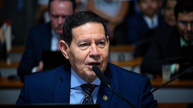 À bancada, em pronunciamento, senador Hamilton Mourão (Republicanos-RS).