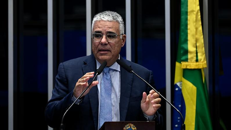 À tribuna, em discurso, senador Eduardo Girão (Novo-CE).
