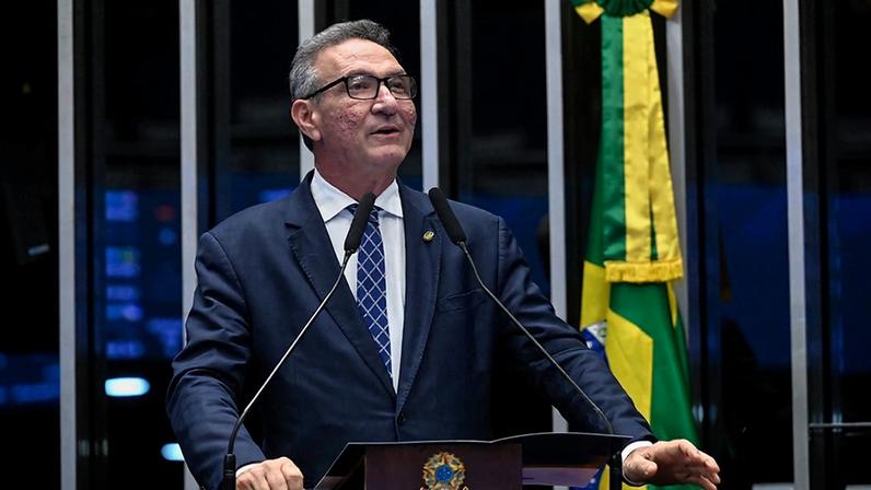 Em discurso, à tribuna, senador Lucas Barreto (PSD-AP).