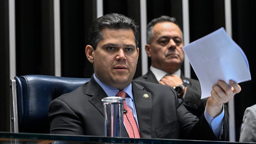 Mesa: presidente do Senado Federal, senador Davi Alcolumbre (União-AP), conduz sessão.