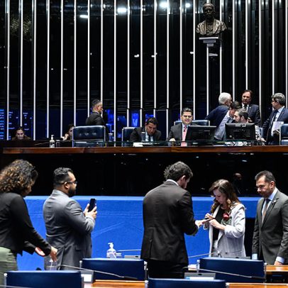 Professores, garis, médicos e outros aguardam votação do piso salarial