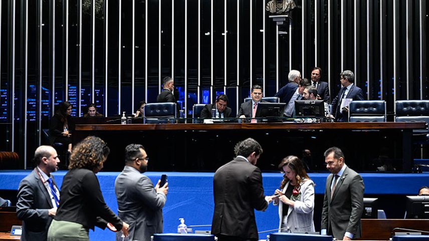 Mesa: senador Magno Malta (PL-ES); presidente do Senado Federal, senador Davi Alcolumbre (União-AP); secretário-geral da Mesa do Senado Federal, Danilo Augusto Barboza de Aguiar; líder do governo no Congresso Nacional, senador Randolfe Rodrigues (PT-AP); ex-senador Acir Gurgaz; líder do governo no Senado Federal, senador Jaques Wagner (PT-BA).