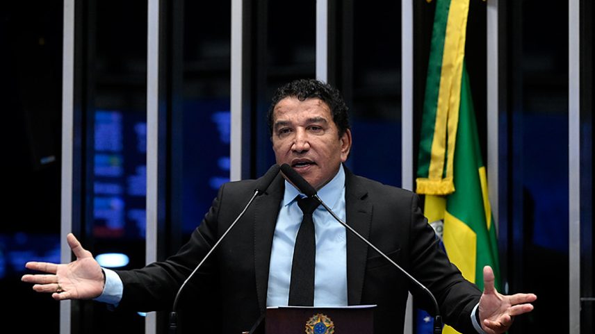 À tribuna, em discurso, senador Magno Malta (PL-ES).