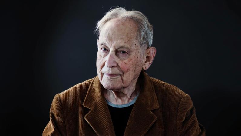 Primeiro no Brasil a traduzir autores russos diretamente do original, Boris Schnaiderman (1917-2016) foi o criador do curso de Língua e Literatura Russa da USP - Foto: Léo Ramos/FAPESP