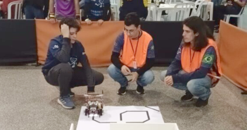 Olimpíada Brasileira de Robótica é dividida na modalidade teórica e em três modalidades práticas: resgate, artística e virtual – Foto: Divulgação/ICMC
