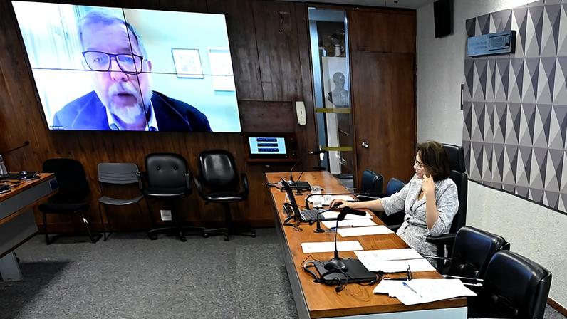 Mesa: presidente da CDH, senadora Damares Alves (Republicanos-DF).