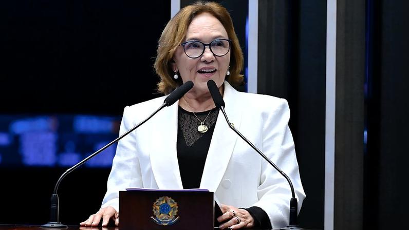 À tribuna, em discurso, senadora Zenaide Maia (PSD-RN).