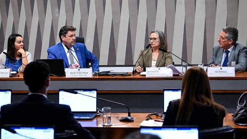 Mesa: secretária Nacional de Geologia, Mineração e Transformação Mineral do Ministério de Minas e Energia (MME), Ana Paula Lima Vieira Bittencourt; presidente eventual da CI, senador Wilder Morais (PL-GO); especialista em Políticas e Indústria da Confederação Nacional da Indústria (CNI), Maria Tereza Almeida Cunha de Castro; diretor-executivo do Sindicato da Indústria de Condutores Elétricos, Trefilação e Laminação de Metais Não Ferrosos do Estado de São Paulo (Sindicel), Enio Rodrigues.