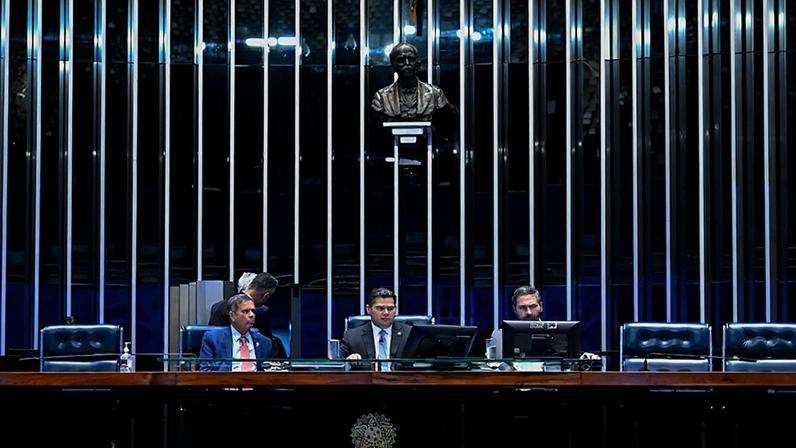 Mesa: senador Rogerio Marinho (PL-RN); presidente do Senado Federal, senador Davi Alcolumbre (União-AP), conduz sessão; secretário-geral da Mesa do Senado Federal, Danilo Augusto Barboza de Aguiar.