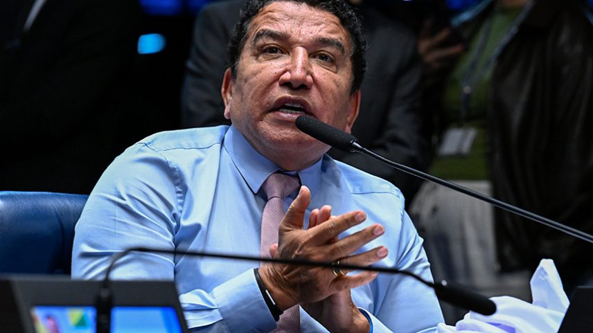 Em pronunciamento, à bancada, senador Magno Malta (PL-ES).