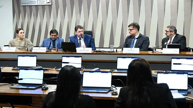 Mesa: consultora do Centro Brasileiro de Relações Internacionais (Cebri), Rafaela Guedes; diretor-geral da Agência Nacional de Mineração (ANM), Mauro Henrique Moreira Sousa; presidente eventual da CI, senador Wilder Morais (PL-GO); presidente do Instituto Brasileiro de Mineração (Ibram), Pablo Cesário; conselheiro da Associação Brasileira de Empresas de Pesquisa Mineral e Mineração (ABPM), Guilherme Simões Ferreira.