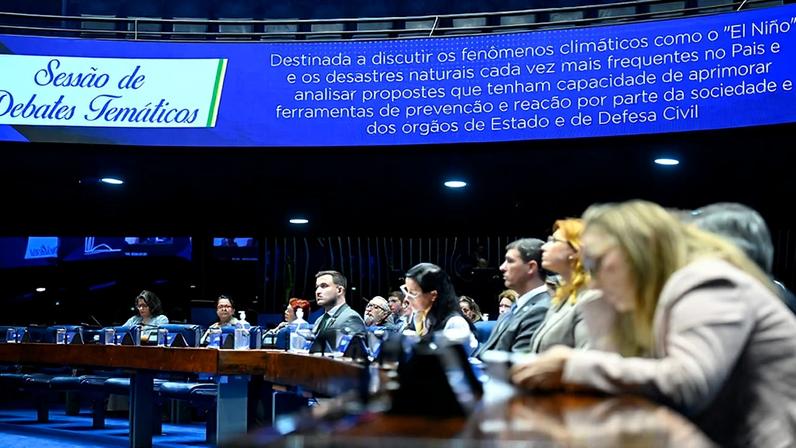 Convidados participam da sessão especial.