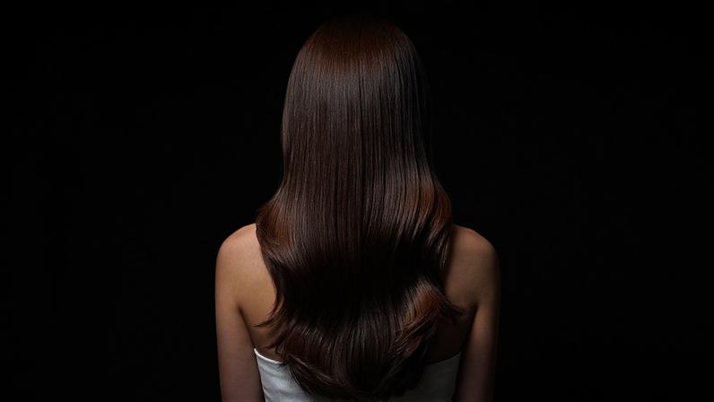 Os fios podem sofrer danos irreversíveis em sua estrutura, comprometendo importantes substâncias que compõem a camada interna e externa do cabelo. Mechas analisadas nos experimentos/em destaque, estruturas dos fios danificadas - Foto: https://www.magnific.com/br/imagem-ia-gratis/mulher-com-cabelo-castanho-e-ondulado_419054530.htm#fromView=search&page=2&position=48&uuid=0c850339-799e-4658-9cf4-b821dd02a832&query=cabelos+longos+lindos+de+costas