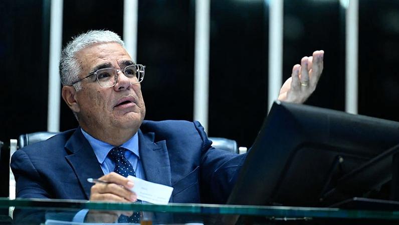 À mesa, senador Eduardo Girão (Novo-CE) preside sessão.