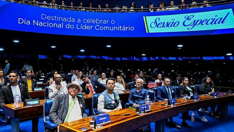 Convidados à bancada acompanham sessão especial.