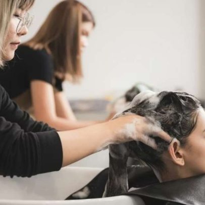 Salões brasileiros adotam ciência no cuidado capilar
