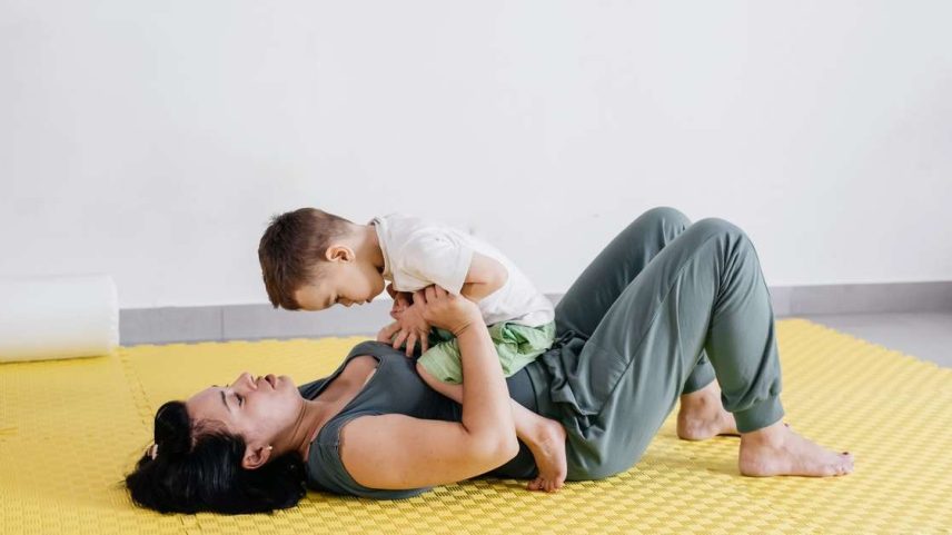 Cansada da rotina? Veja como mães estão vencendo a sobrecarga e treinando sem culpa com horários flexíveis e treinos rápidos para o dia a dia