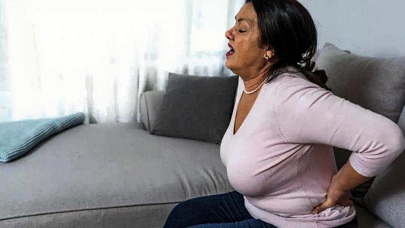 Dor irradiando da lombar até os pés pode indicar inflamação no nervo ciático