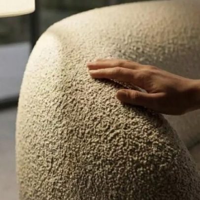 Sofás curvos no Design Modern Organic elevam salas a elegância