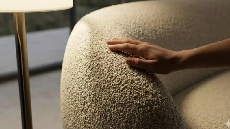 Tecidos como bouclé, linho e veludo valorizam formas curvas com textura marcante e elegância natural