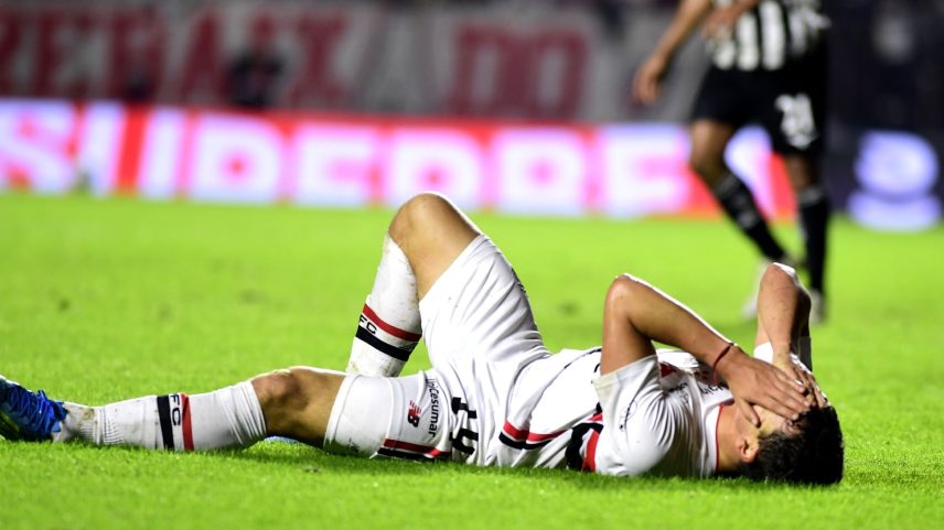 Tapia se lamenta após chance perdida em São Paulo x Botafogo, pelo Brasileirão — Foto: Marcos Ribolli