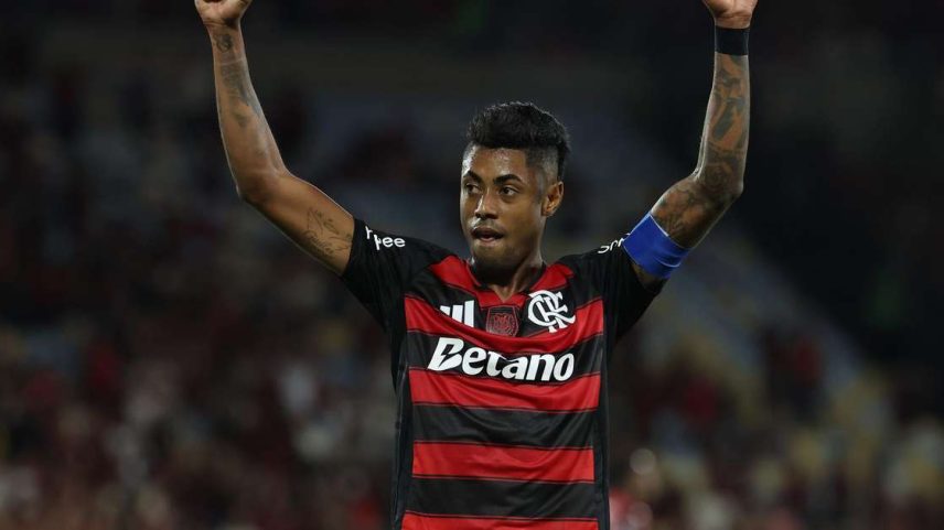 Bruno Henrique recebe busto do Flamengo em homenagem ao ídolo