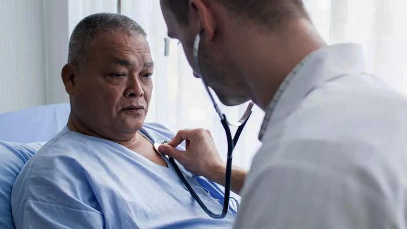 Os sinais associados à bradicardia incluem dispneia (falta de ar), vertigem, fadiga intensa, dores na região peitoral, desmaios (síncope) e, em alguns casos, desorientação mental
