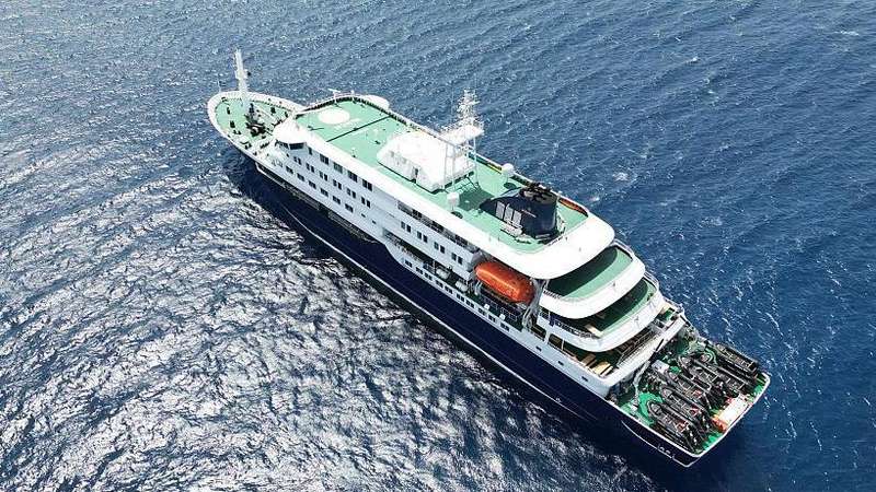 O navio de cruzeiro MV Hondius ancorado em frente ao porto de Praia, capital de Cabo Verde, em 4 de maio de 2026