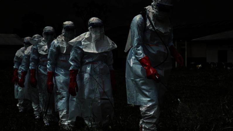 Profissionais da Cruz Vermelha desinfetam hospital em Rwampara, na cidade de Ituri, na RDC, em 21 de maio de 2026.