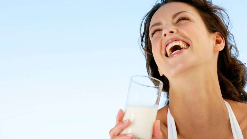 O leite é a nova estrela do TikTok! Descubra por que as tendências de saúde e as receitas virais do Milk Trend estão conquistando a geração Z